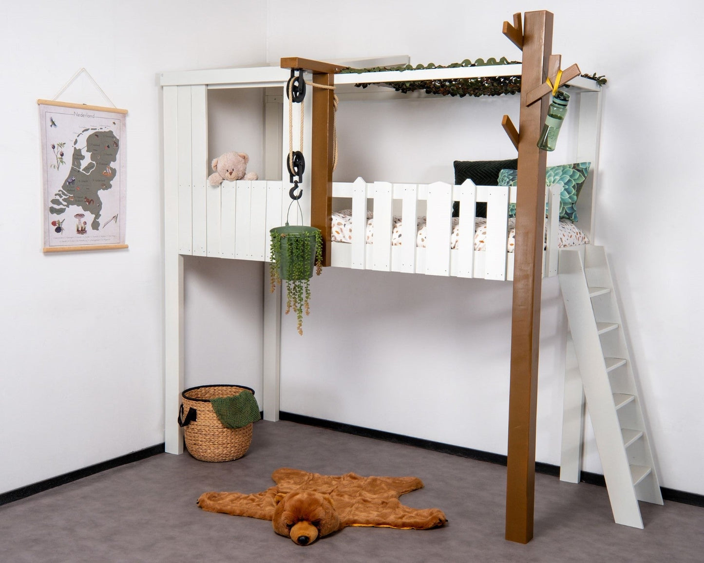 Hoogslaper Boomhut uitvoering Comfort sfeervol kinderbed geverfd in kleur grijs wit RAL9002 takel en katrol comfortabele trap