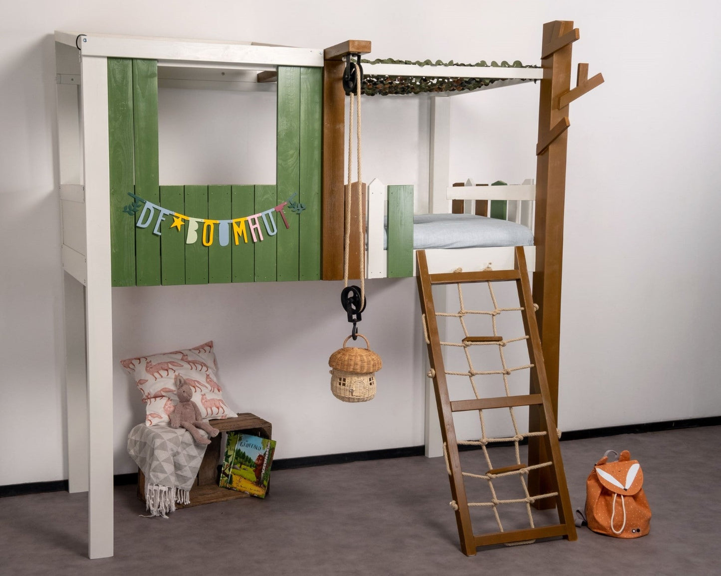 Hoogslaper Boomhut uitvoering Luxe geverfd in trendy kleuren sfeervol kinderbed spelen met takel en katrol klimwand met comfortabele treden