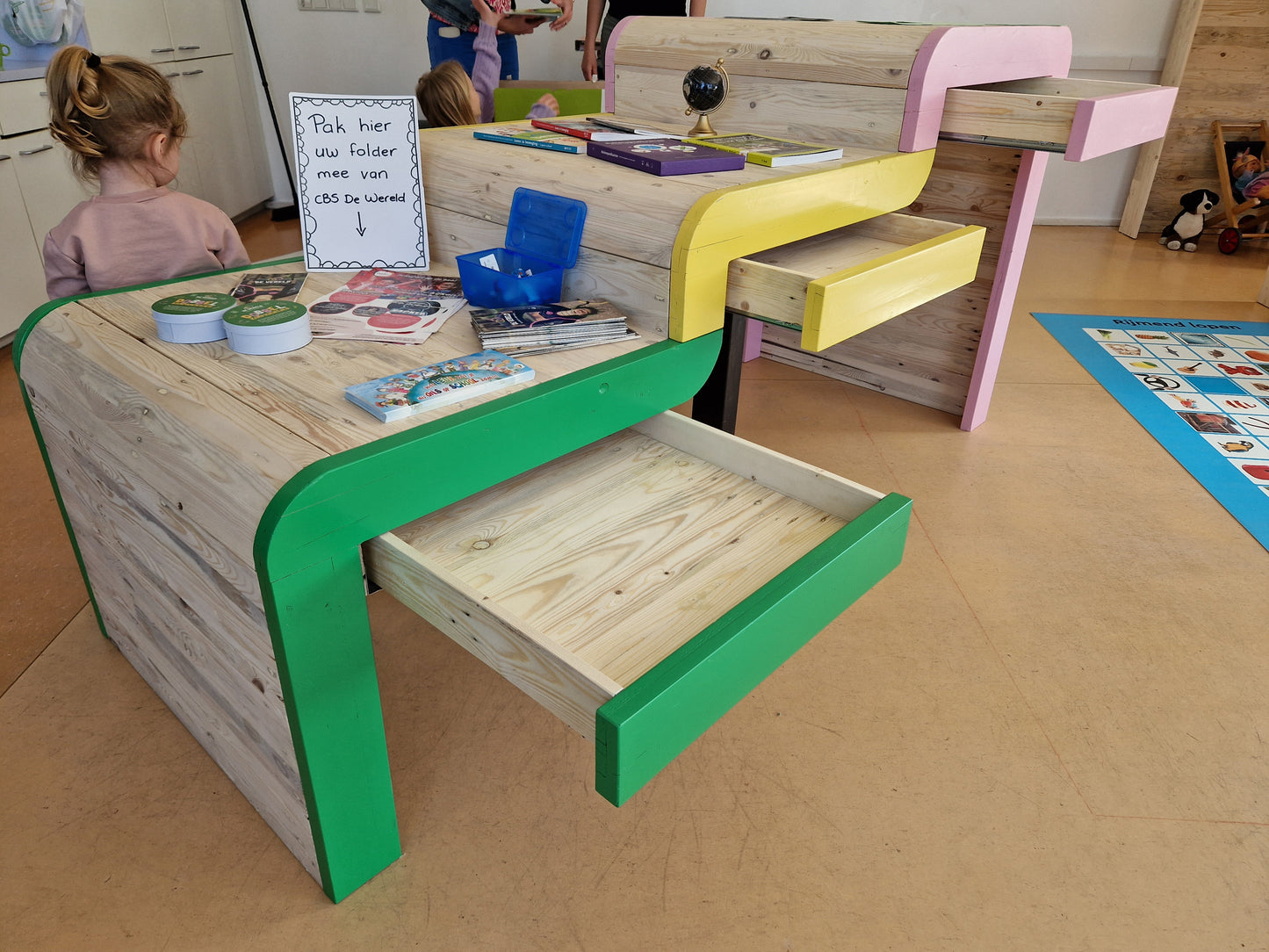 Duurzame meubels voor een basisschool met een vernieuwende kijk op onderwijs.
