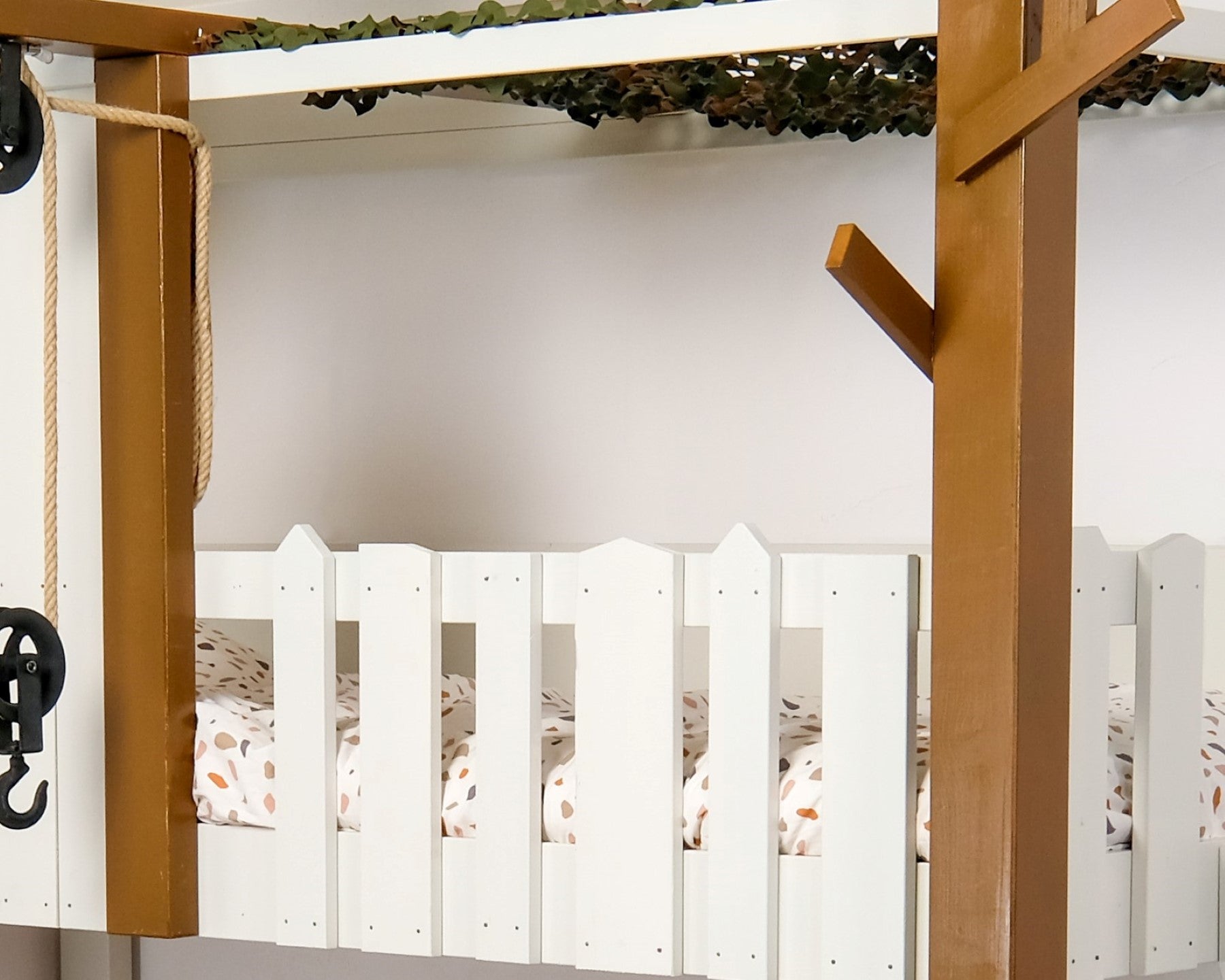 Hoogslaper Boomhut uitvoering comfort kinderbed geverfd kleur grijs wit RAL9002